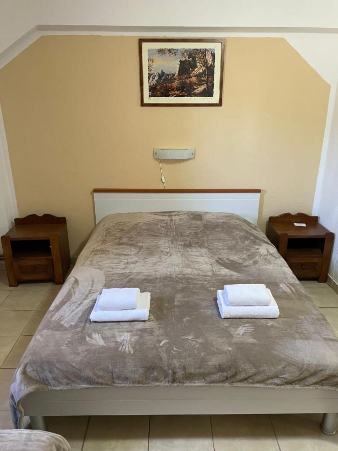 Bed And Breakfast Albatros Perusic Exterior foto