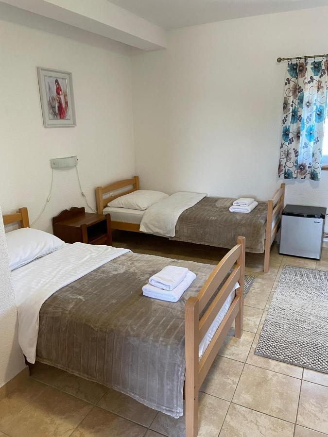 Bed And Breakfast Albatros Perusic Exterior foto
