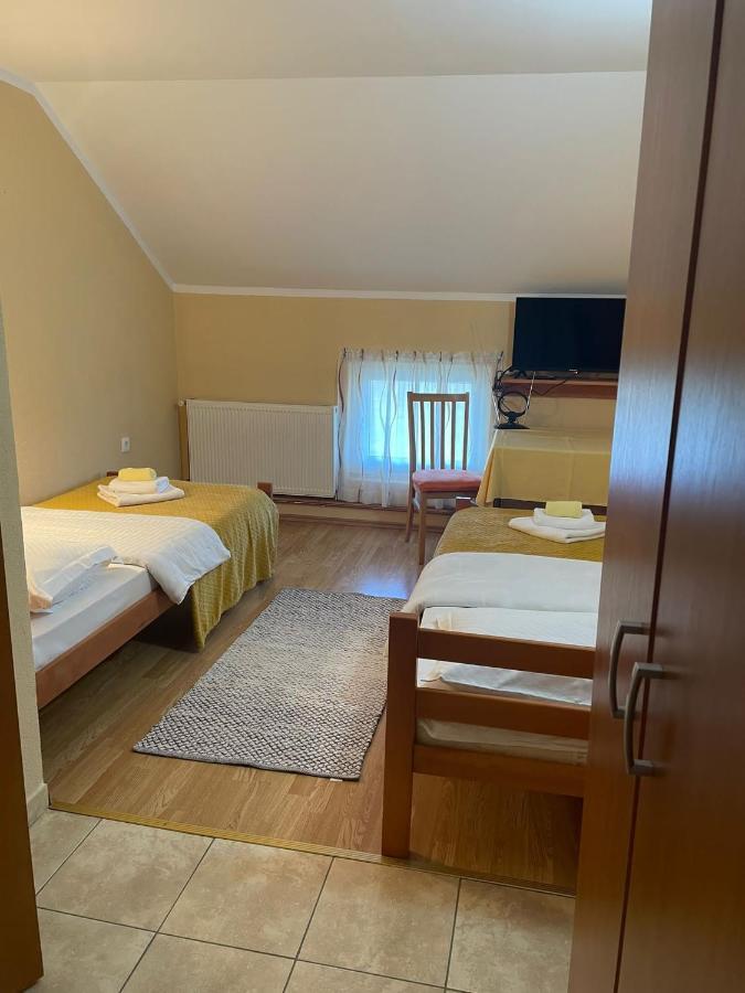 Bed And Breakfast Albatros Perusic Exterior foto
