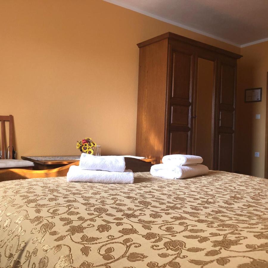 Bed And Breakfast Albatros Perusic Exterior foto