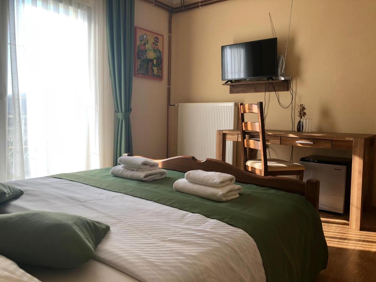 Bed And Breakfast Albatros Perusic Exterior foto