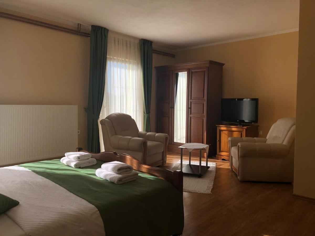 Bed And Breakfast Albatros Perusic Exterior foto