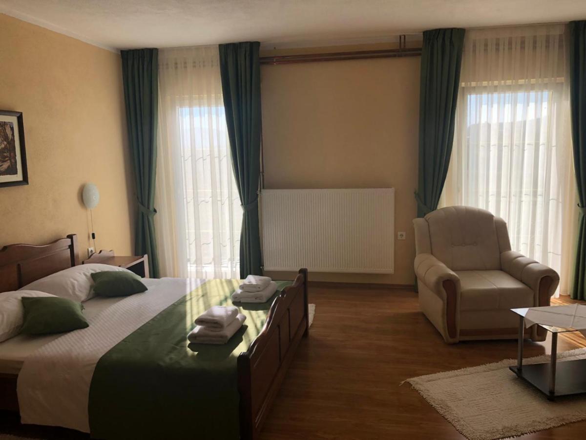 Bed And Breakfast Albatros Perusic Exterior foto