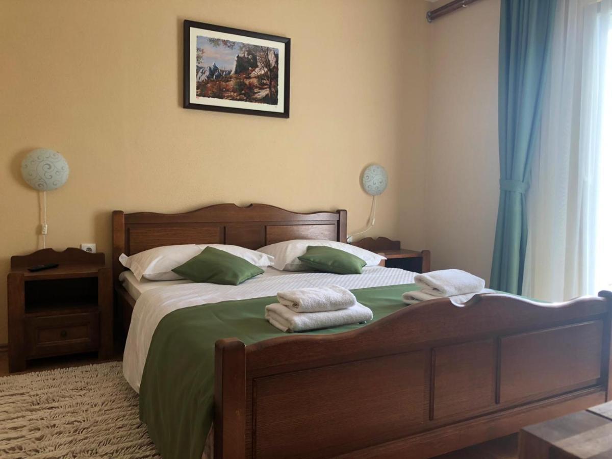 Bed And Breakfast Albatros Perusic Exterior foto