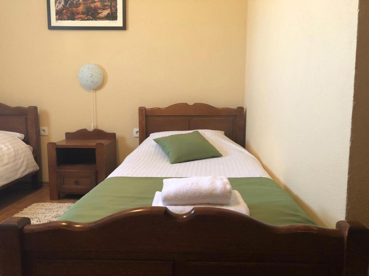 Bed And Breakfast Albatros Perusic Exterior foto