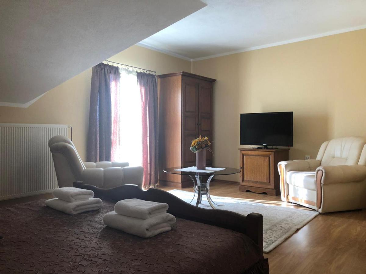 Bed And Breakfast Albatros Perusic Exterior foto