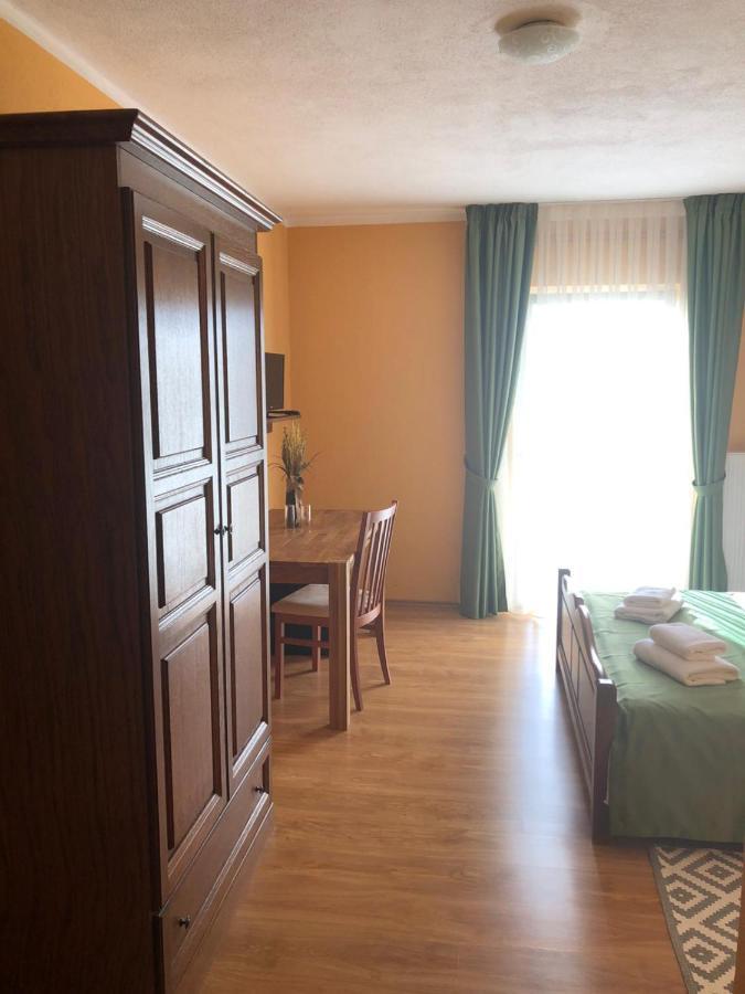 Bed And Breakfast Albatros Perusic Exterior foto
