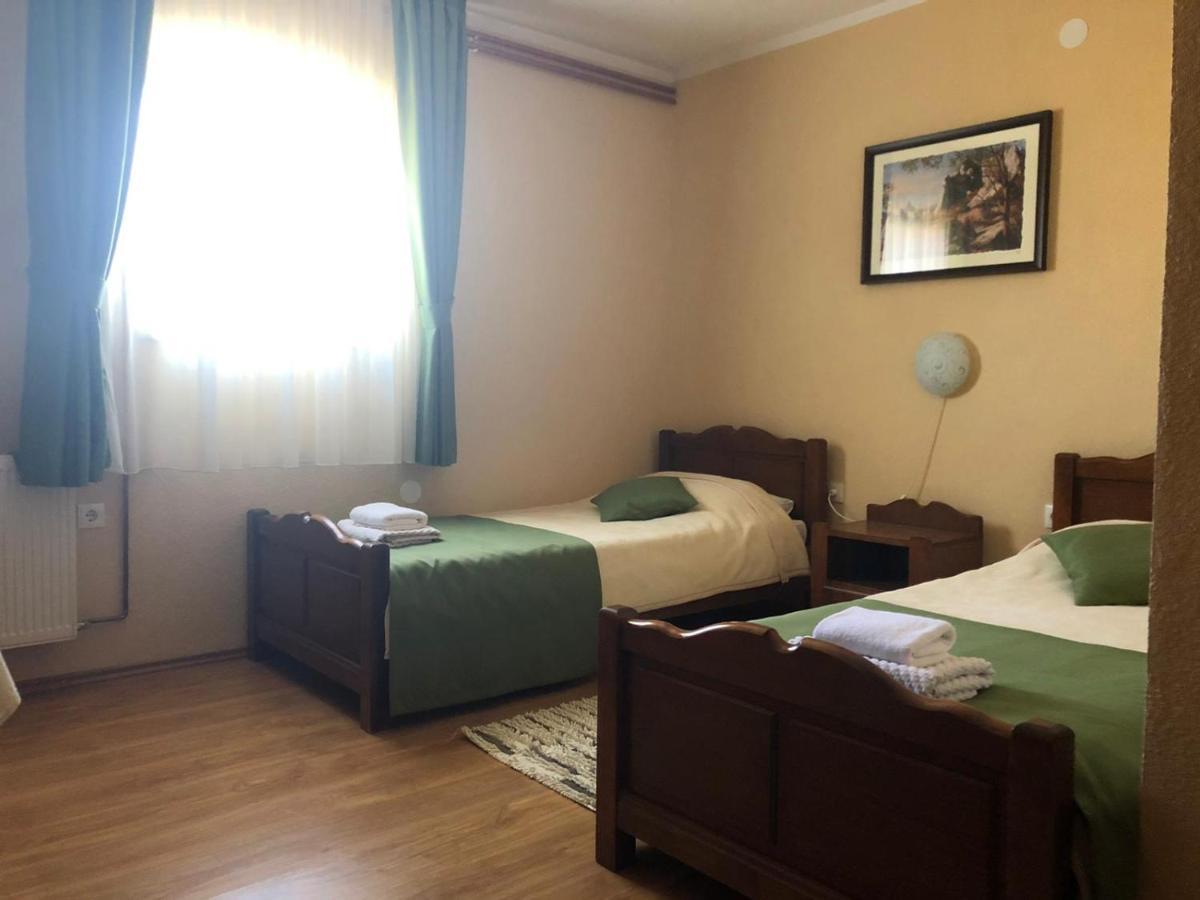 Bed And Breakfast Albatros Perusic Exterior foto